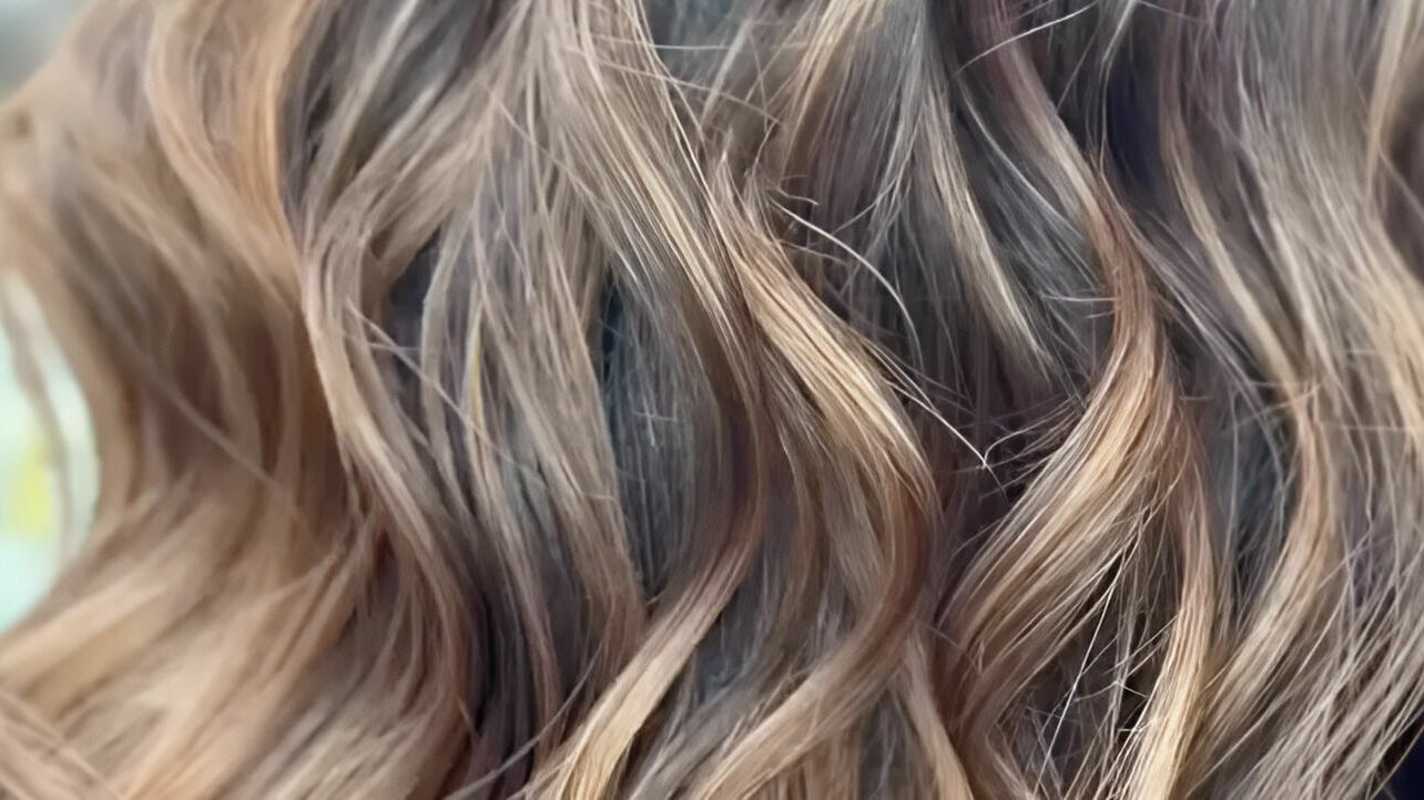 Dimensional caramel waves, glossy finish