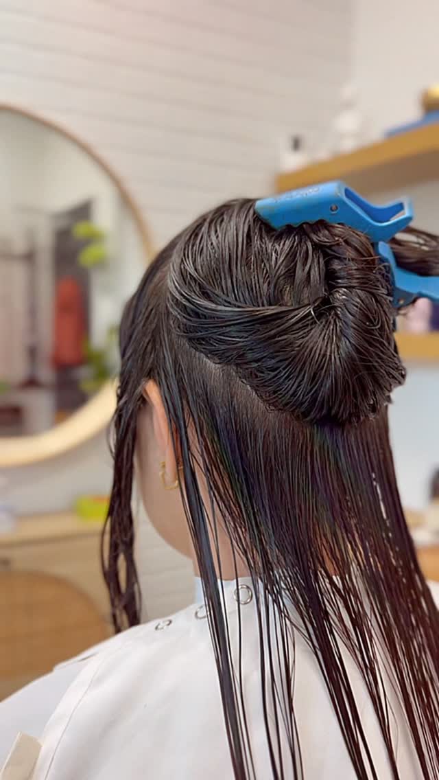 Erika working on a guest's hair beside the round mirror in her Plantation studio